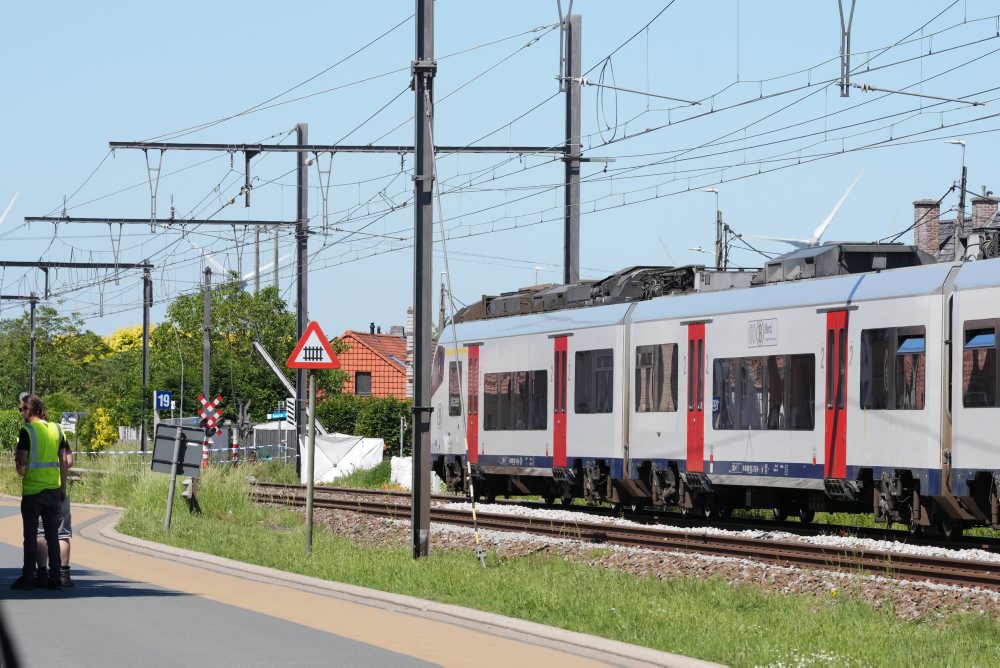 Belgicko: Vlak narazil do školského autobusu, niekoľko ľudí zomrelo