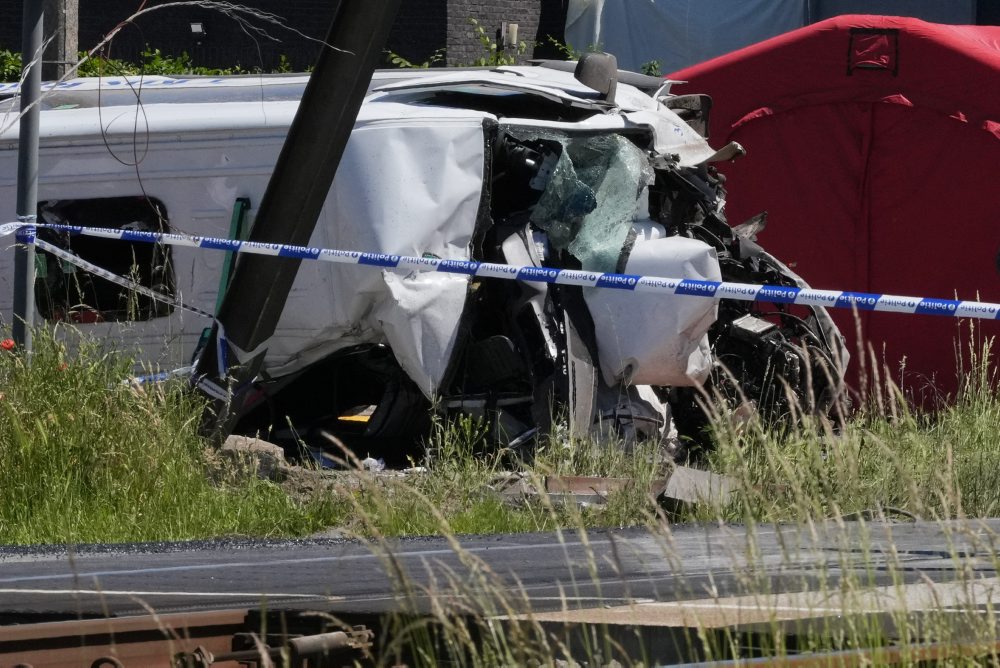 Belgicko: Vlak narazil do školského autobusu, niekoľko ľudí zomrelo