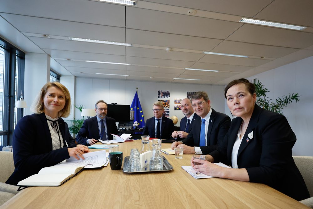 Ministri obrany Dánska a Grónska Troels Lund Poulsen a Vivian Motzfeldtová sa stretli v Bruseli so šéfkou diplomacie Európskej únie Kajou Kallasovou