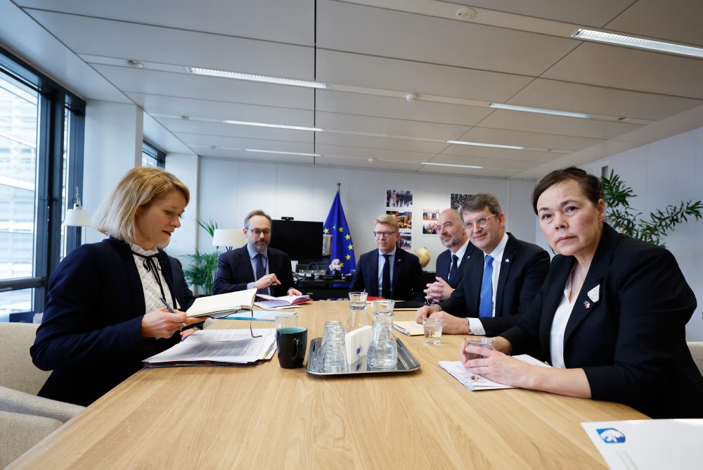 Ministri obrany Dánska a Grónska Troels Lund Poulsen a Vivian Motzfeldtová sa stretli v Bruseli so šéfkou diplomacie Európskej únie Kajou Kallasovou