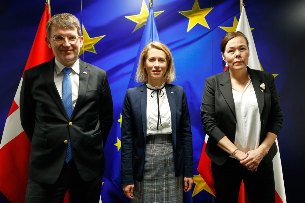 Ministri obrany Dánska a Grónska Troels Lund Poulsen a Vivian Motzfeldtová sa stretli v Bruseli so šéfkou diplomacie Európskej únie Kajou Kallasovou