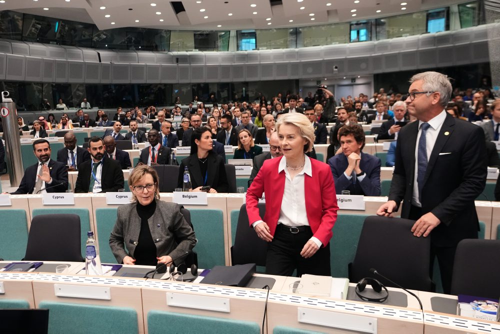 Účastníci konferencie Svetovej aliancie zameranej na zastavenie pašeráctva migrantov v sídle EÚ v Bruseli