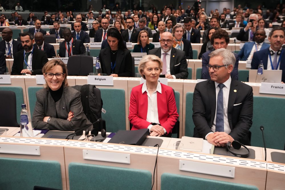 Účastníci konferencie Svetovej aliancie zameranej na zastavenie pašeráctva migrantov v sídle EÚ v Bruseli