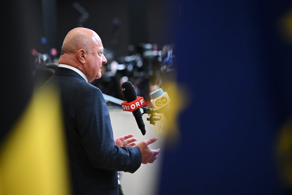 Kancelár Stocker navrhol referendum o reforme vojenskej služby