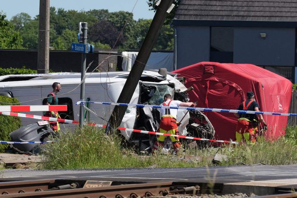 Belgicko: Vlak narazil do školského minibusu, niekoľko ľudí zomrelo