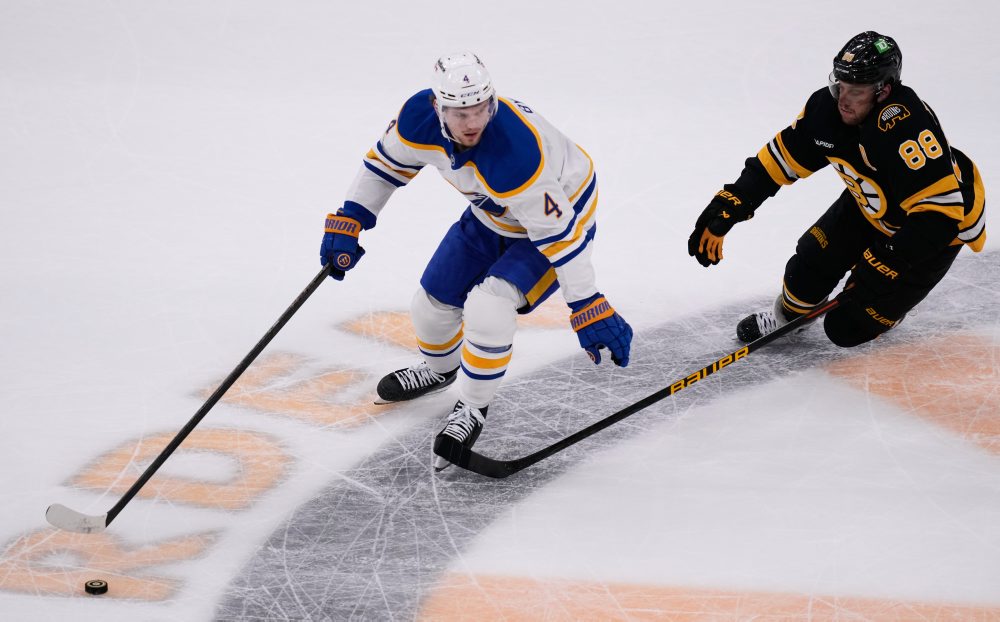 NHL: Byram podpísal s Chicagom 8-ročnú zmluvu s platom 12,5 miliónov ročne