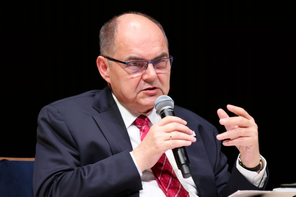 Schmidt odstúpi z funkcie vysokého predstaviteľa OSN pre Bosnu a Hercegovinu