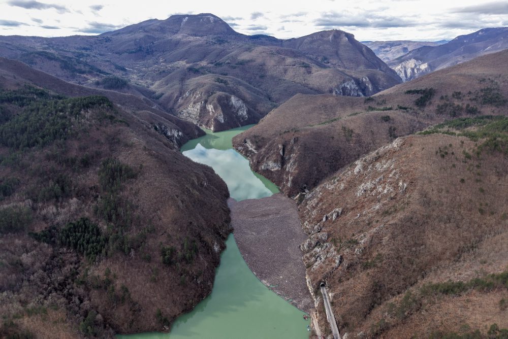 Tony odpadu v rieke Drina v Bosne a Hercegovine 