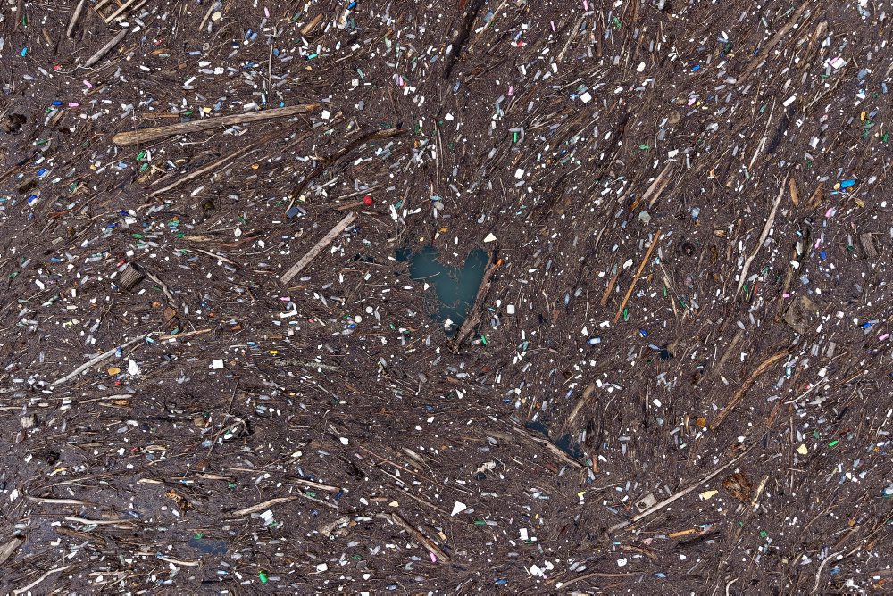 Tony odpadu v rieke Drina v Bosne a Hercegovine 