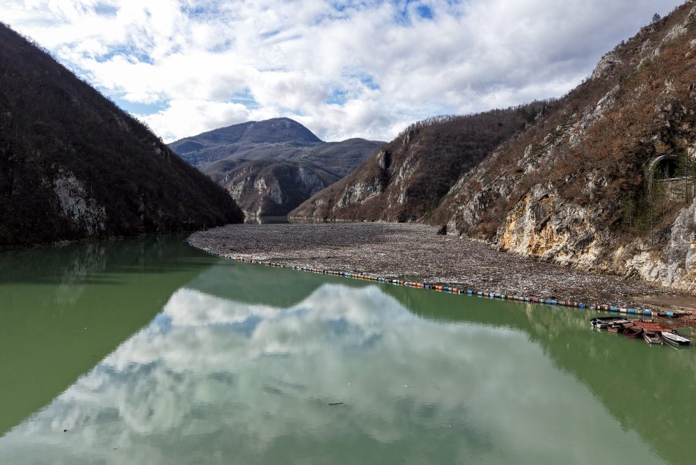 Tony odpadu v rieke Drina v Bosne a Hercegovine 