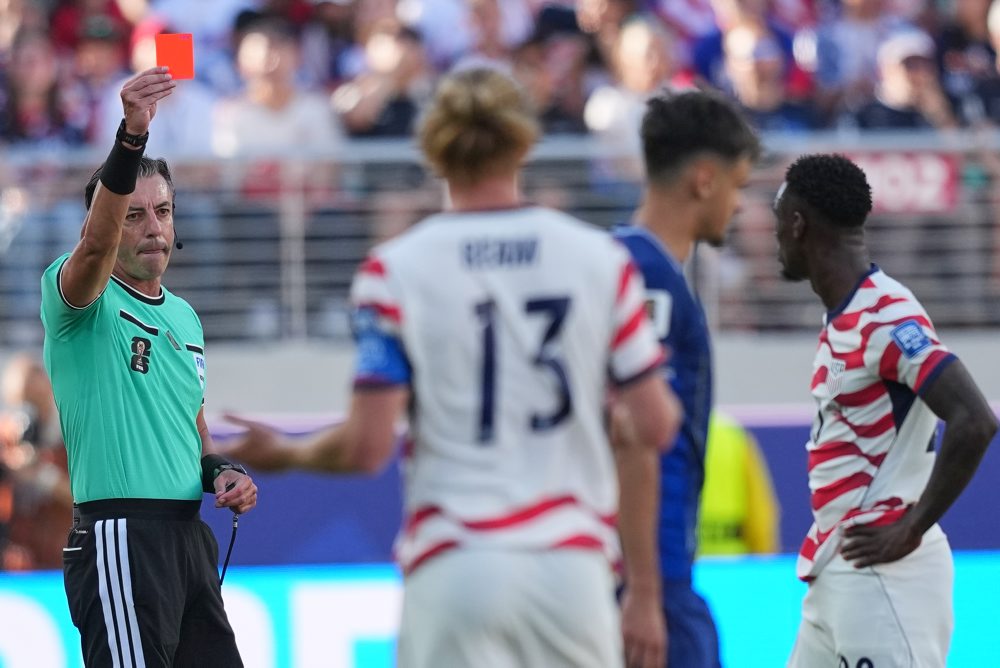 Rozhodca Raphael Claus vylučuje domáceho Američana Baloguna v šestnásťfinále MS vo futbale proti Bosne  
