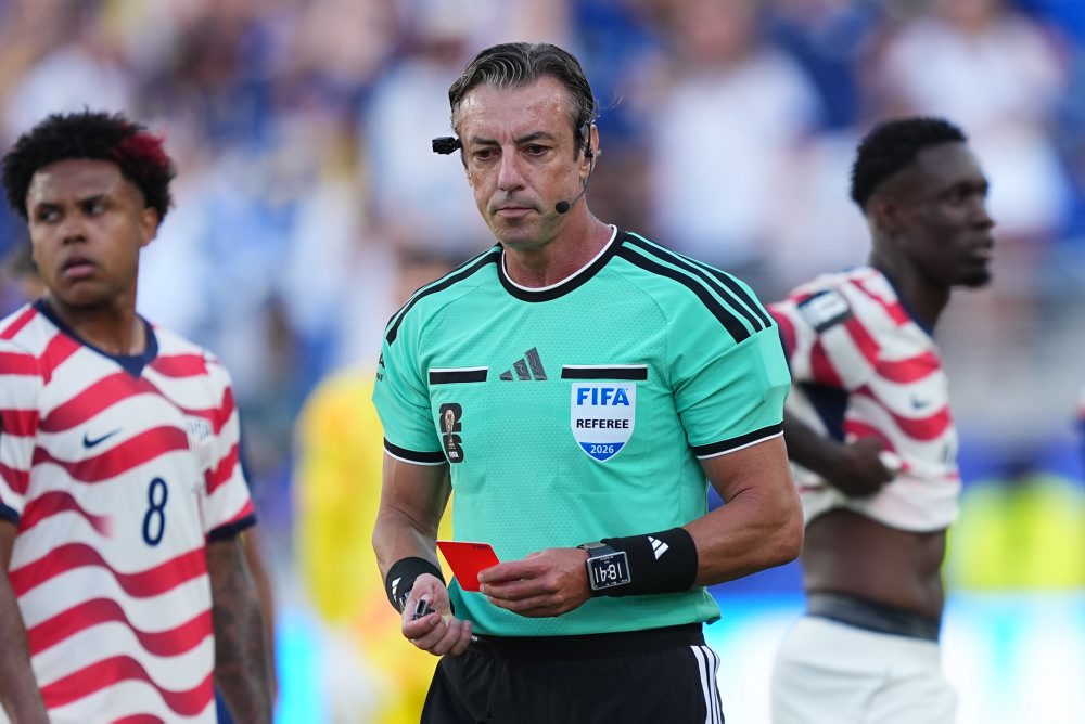Rozhodca Raphael Claus vylučuje domáceho Američana Baloguna v šestnásťfinále MS vo futbale proti Bosne  