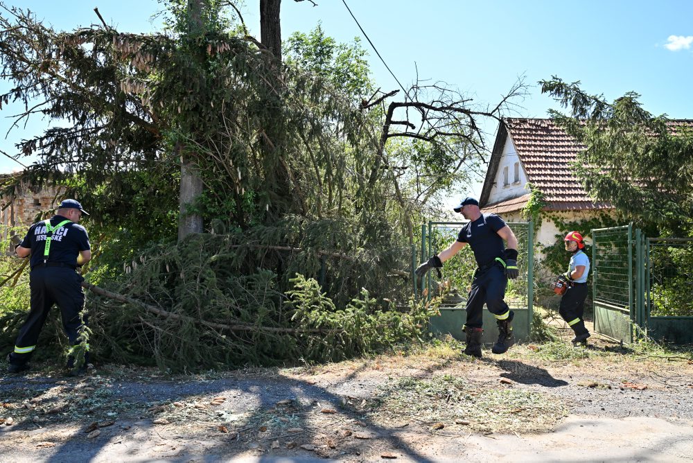 Škody po veternej smršti v obci Bottovo v okreseRimavská Sobota 