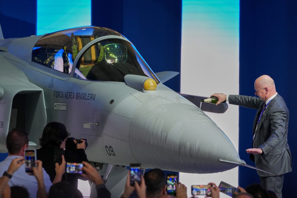 Predstavenie prvého nadzvukového lietadla zmontovaného v Brazílii