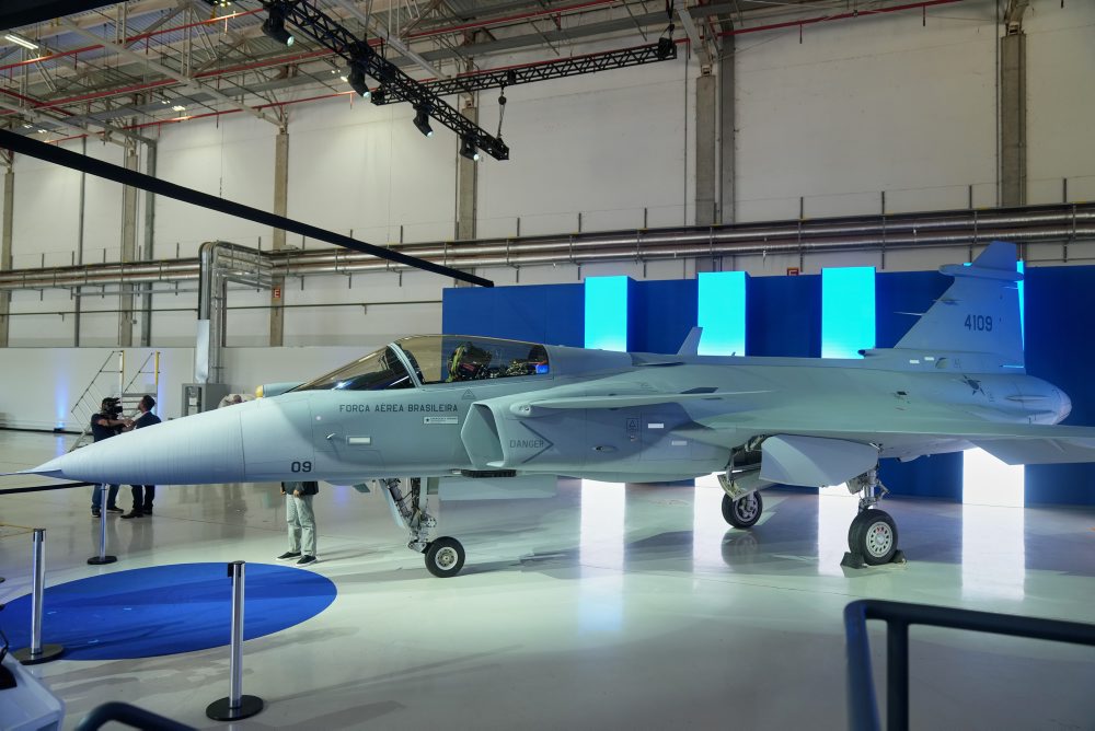 Predstavenie prvého nadzvukového lietadla zmontovaného v Brazílii