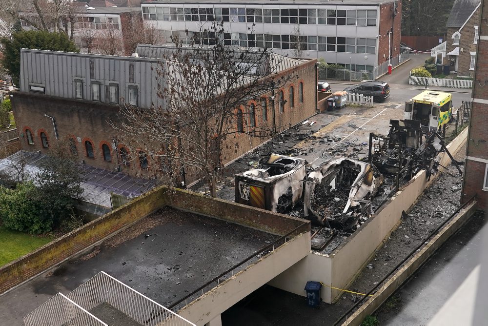Londýnska polícia vyšetruje podpálenie židovských sanitiek ako antisemitizmus