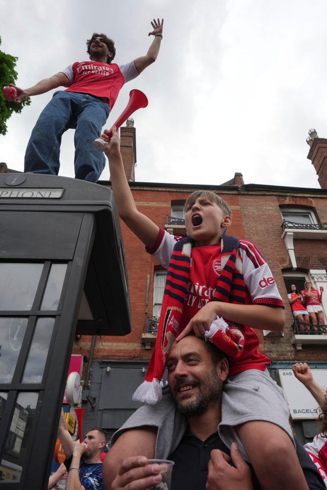 Fanúšikovia Arsenalu oslavujú po 22 rokoch majstrovský titul v anglickej Premier League 