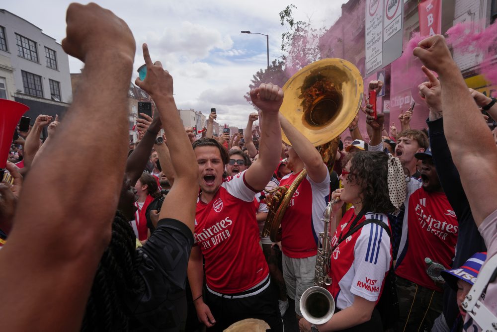 Fanúšikovia Arsenalu oslavujú po 22 rokoch majstrovský titul v anglickej Premier League 