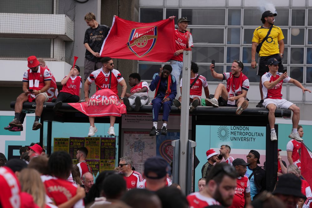Fanúšikovia Arsenalu oslavujú po 22 rokoch majstrovský titul v anglickej Premier League 