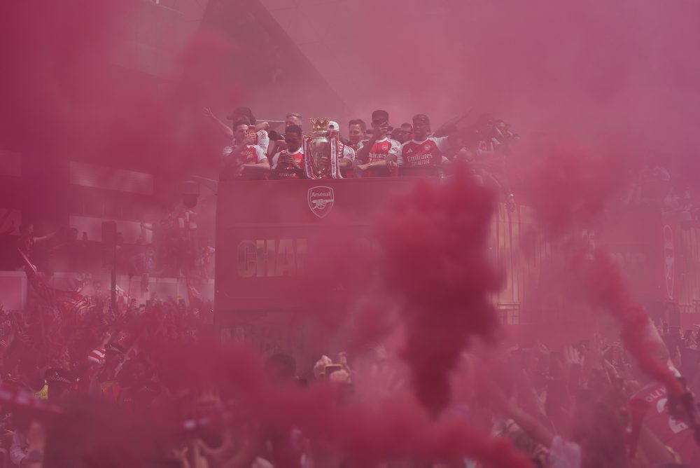 Fanúšikovia Arsenalu oslavujú po 22 rokoch majstrovský titul v anglickej Premier League 