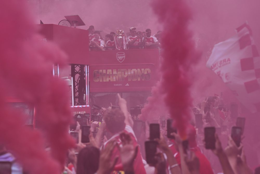 Fanúšikovia Arsenalu oslavujú po 22 rokoch majstrovský titul v anglickej Premier League 