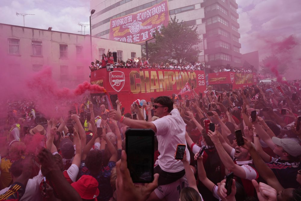 Fanúšikovia Arsenalu oslavujú po 22 rokoch majstrovský titul v anglickej Premier League 