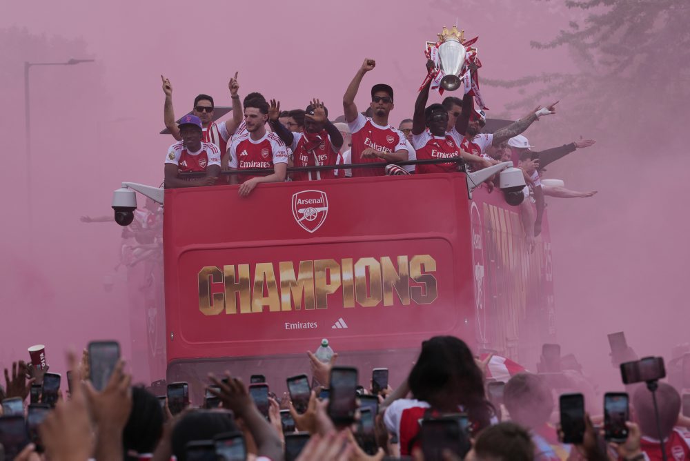 Fanúšikovia Arsenalu oslavujú po 22 rokoch majstrovský titul v anglickej Premier League 