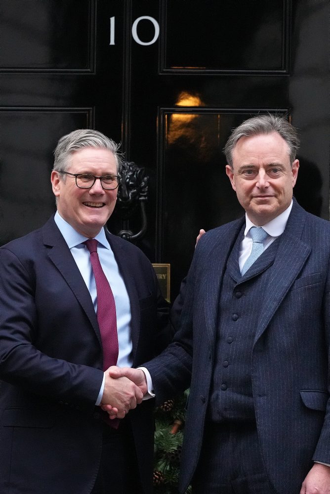 Belgický premiér Bart De Wever pricestoval na návštevu Británie