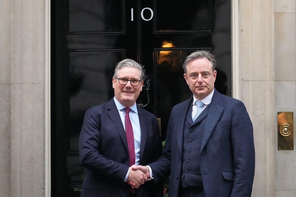 Belgický premiér Bart De Wever pricestoval na návštevu Británie
