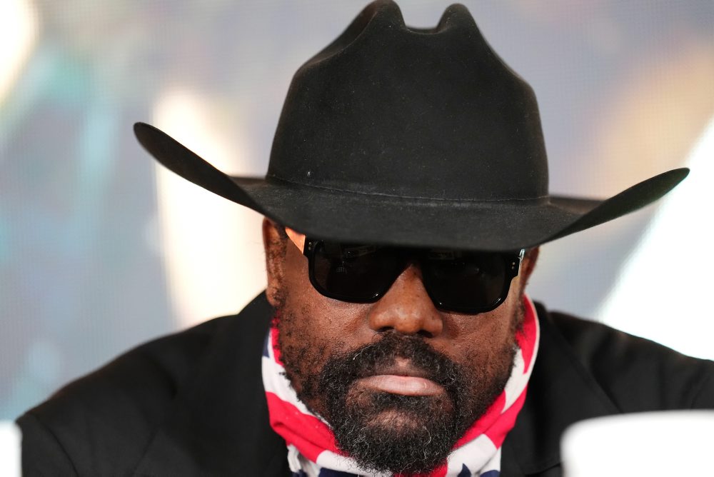 Britský boxer Derek Chisora na tlačovej konferencii pred sobotňajším zápasom s Američanom Deontayom Wilderom v Londýne