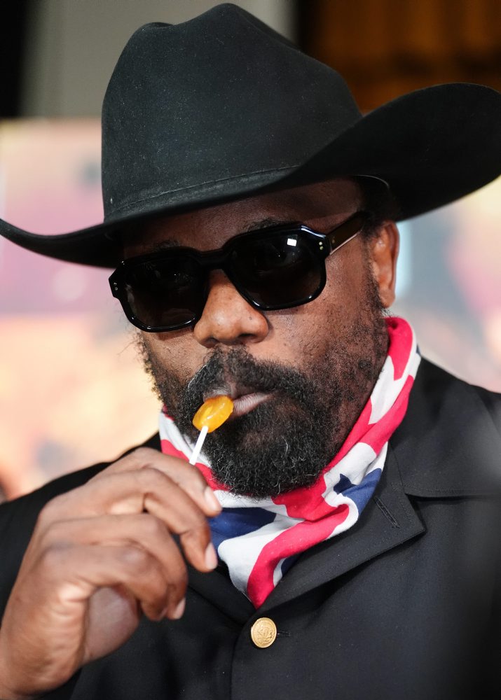 Britský boxer Derek Chisora na tlačovej konferencii s Američanom Deontayom Wilderom pred sobotňajším zápasom v Londýne