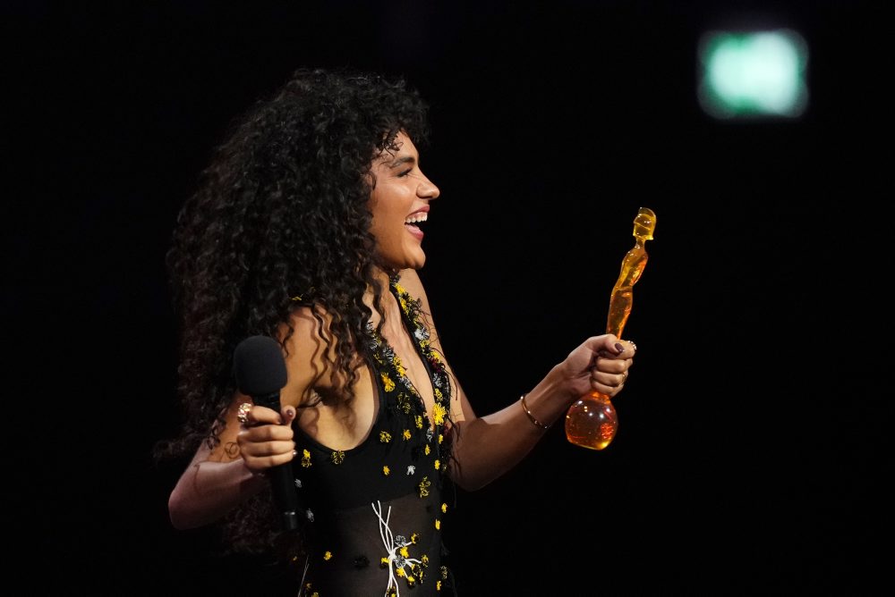 Na Brit Awards triumfovala speváčka Olivia Dean, získala štyri ocenenia