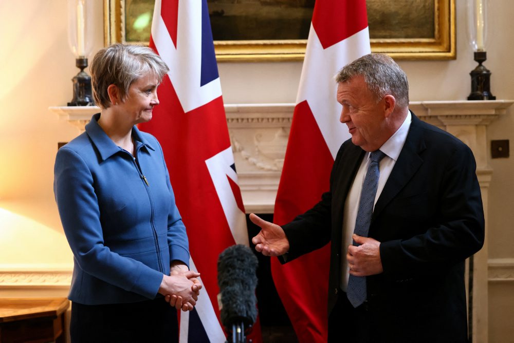 Šéf dánskej diplomacie Lars Lökke Rasmussen pricestoval na návštevu Británie