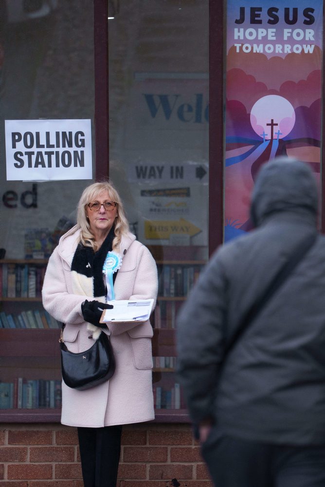 Británia: Labouristi utrpeli v doplňujúcich voľbách porážku, kreslo berú Zelení