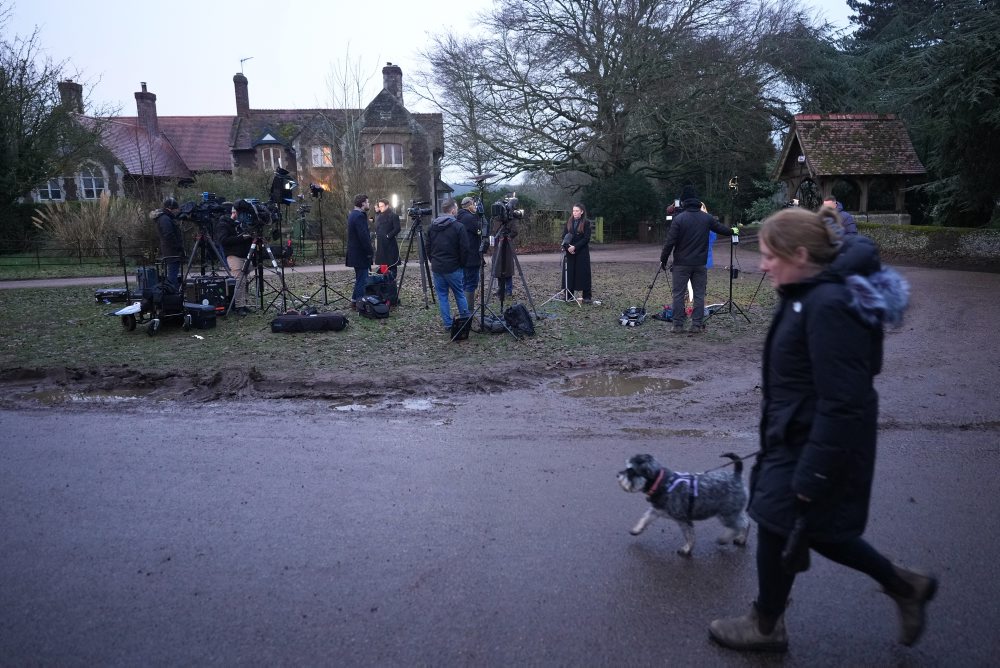 Polícia prepustila ex princa Andrewa, vyšetrovanie podľa nej pokračuje