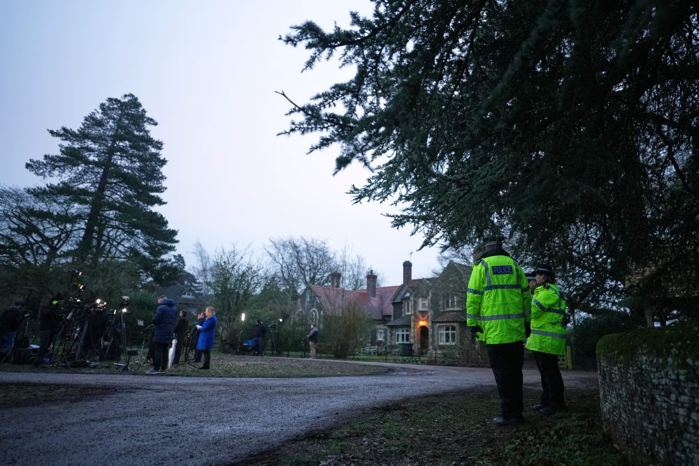 Polícia prepustila ex princa Andrewa, vyšetrovanie podľa nej pokračuje