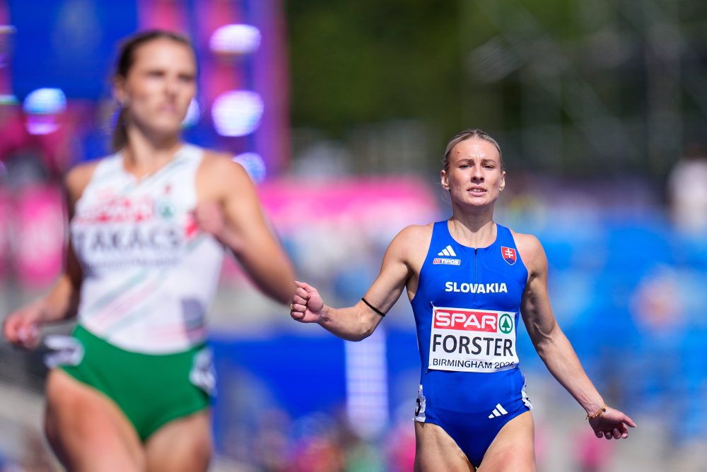 Viktória Forsterová v rozbehu na 100 m 