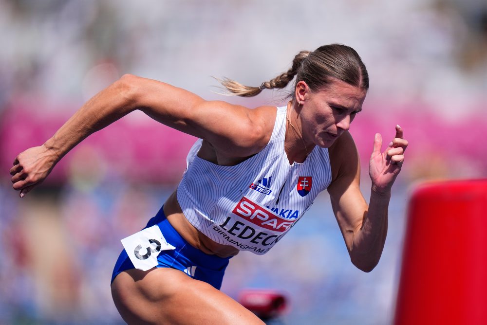 Daniela Ledecká v rozbehu na 400 m prekážky