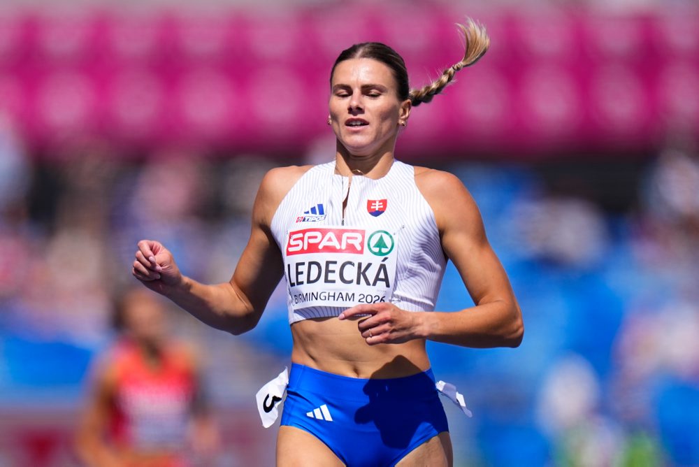 Daniela Ledecká v rozbehu na 400 m prekážky
