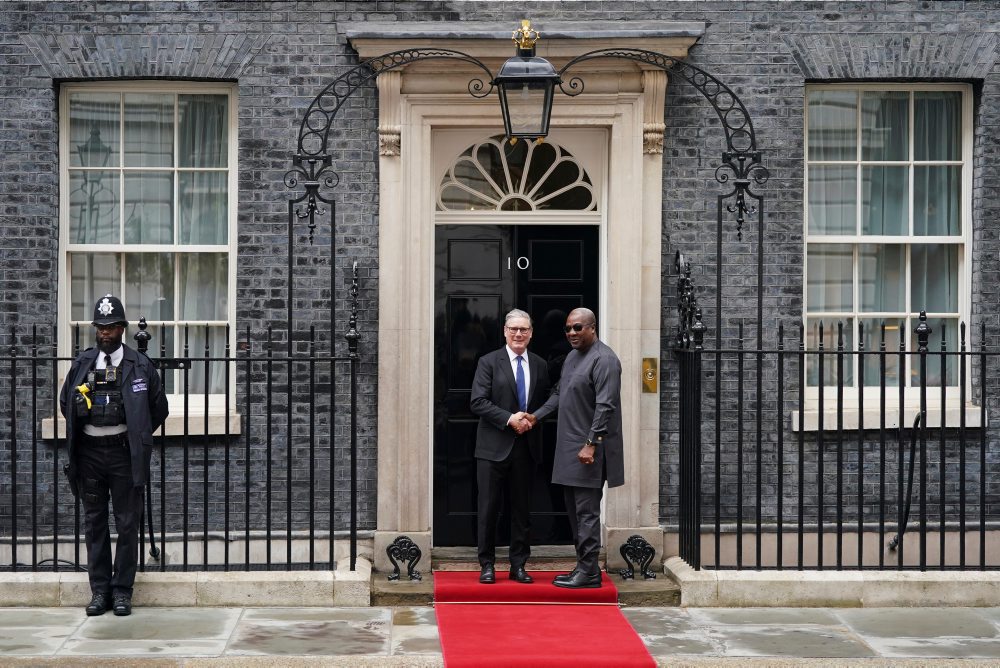 Ghanský prezident John Mahama pricestoval na návštevu Británie, stretol sa s premiérom Starmerom
