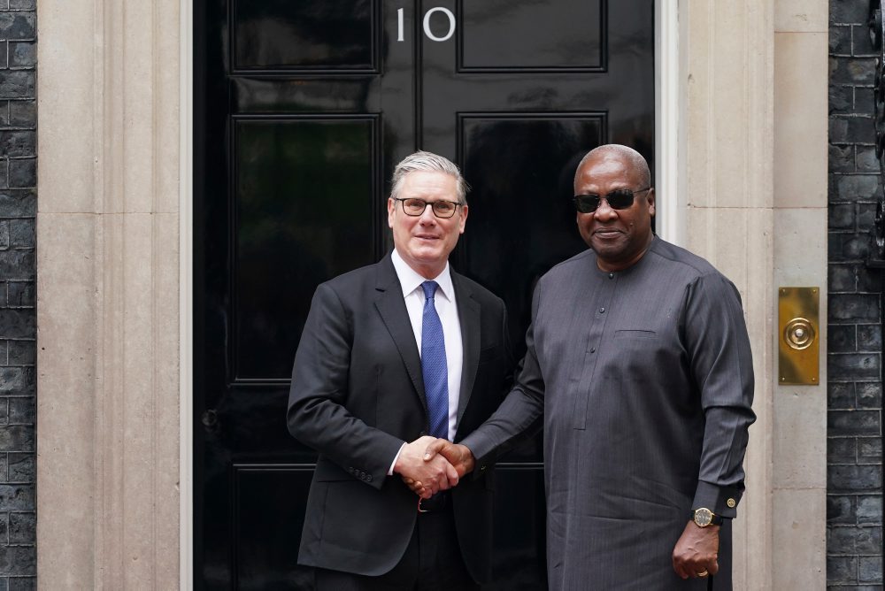 Ghanský prezident John Mahama pricestoval na návštevu Británie, stretol sa s premiérom Starmerom