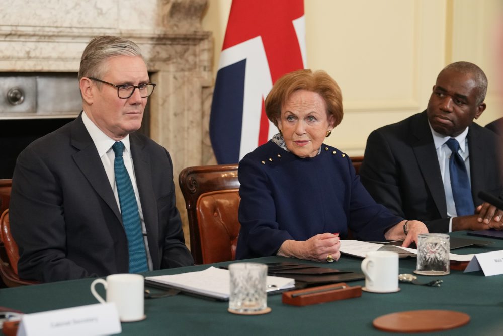 Britský premiér Keir Starmer sa na vláde stretol s preživšou holokaustu Malou Tribichovou 