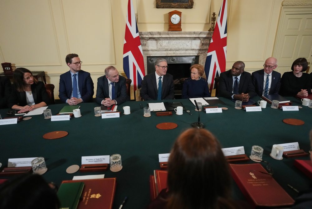 Britský premiér Keir Starmer sa na vláde stretol s preživšou holokaustu Malou Tribichovou 