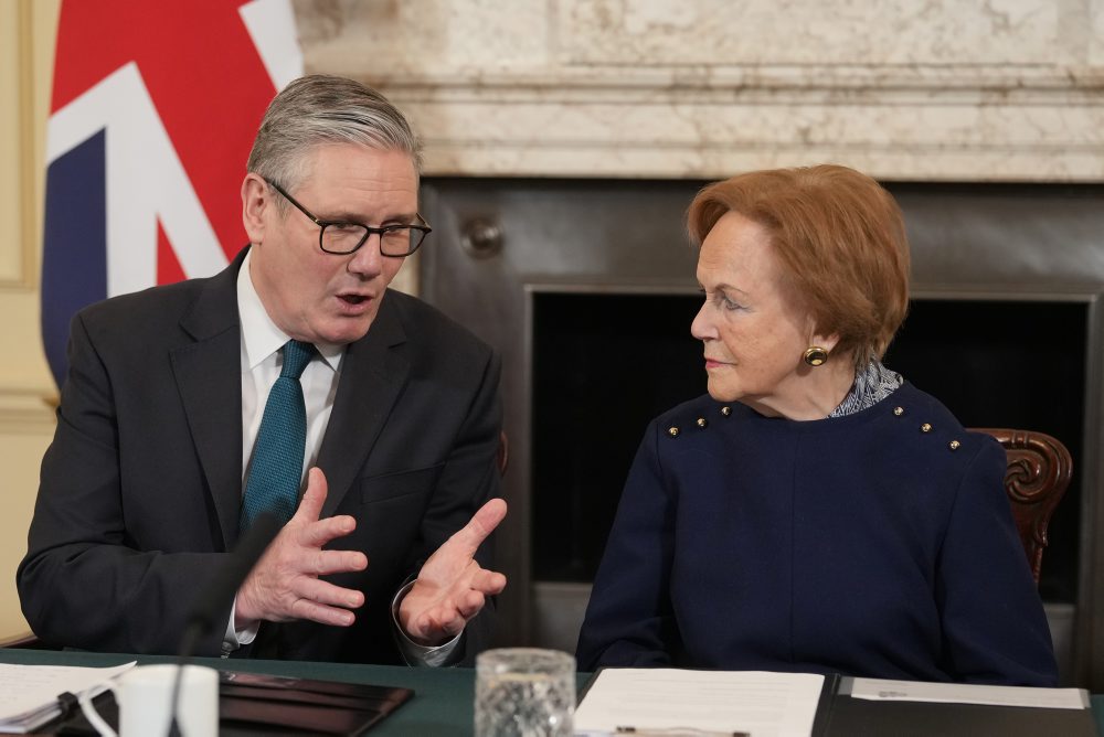 Britský premiér Keir Starmer sa na vláde stretol s preživšou holokaustu Malou Tribichovou 