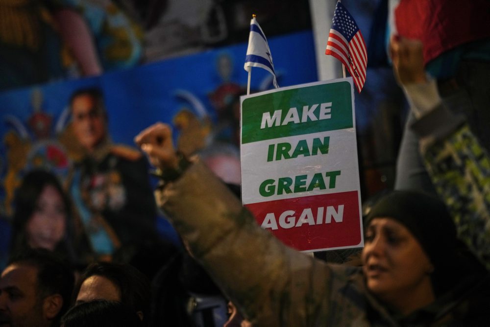 Protest pred iránskou ambasádou v Londýne 