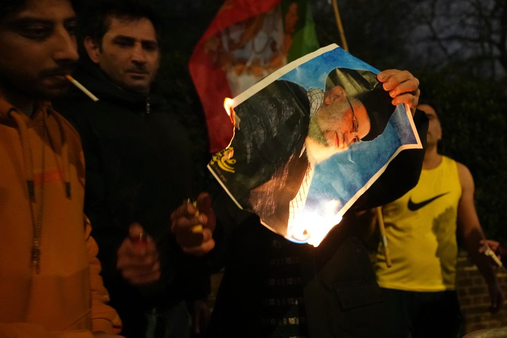 Protest pred iránskou ambasádou v Londýne 