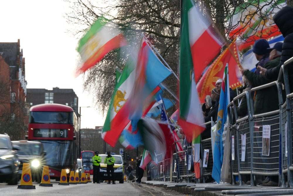 Británia: Počas protestov pred iránskym veľvyslanectvom zadržali niekoľko osôb