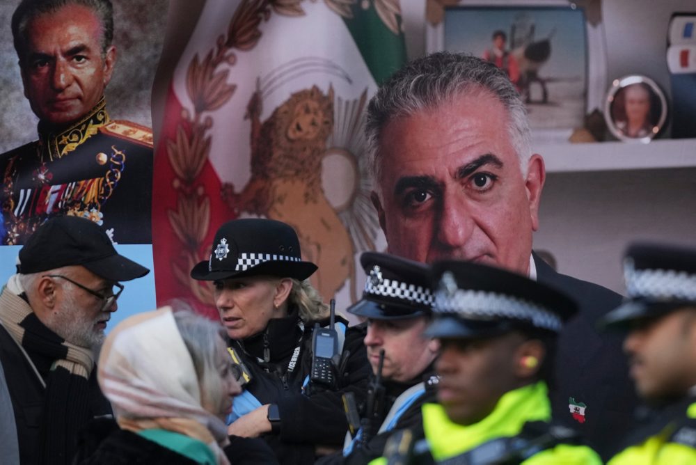 Británia: Počas protestov pred iránskym veľvyslanectvom zadržali niekoľko osôb