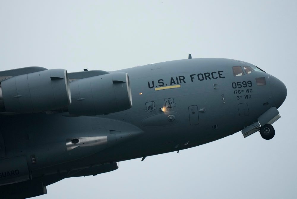 USA začínajú využívať britské základne na obranné operácie proti Iránu