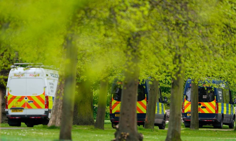 Polícia pátra po podozrivých z pokusu o podpaľačský útok na synagógu v Londýne